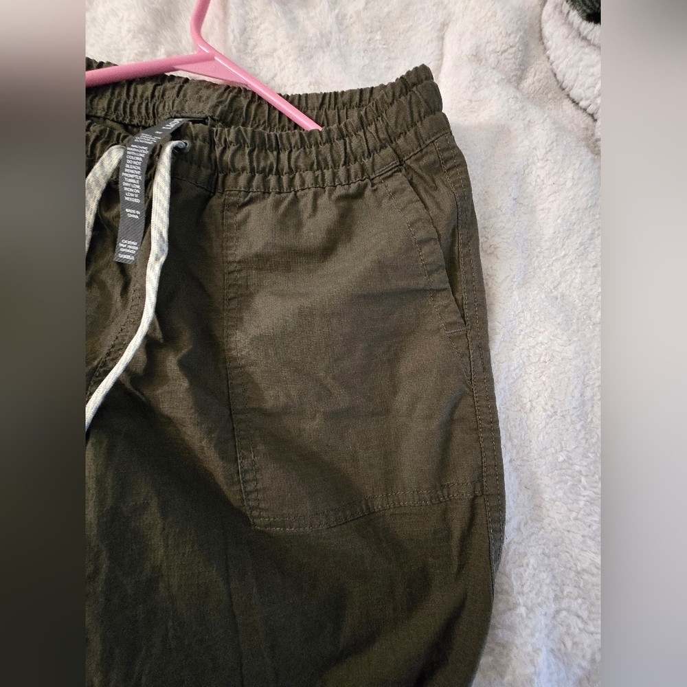 Vuori Olive Green Style  Cargo Pants with Everyday Comfort - Picture 10 of 12